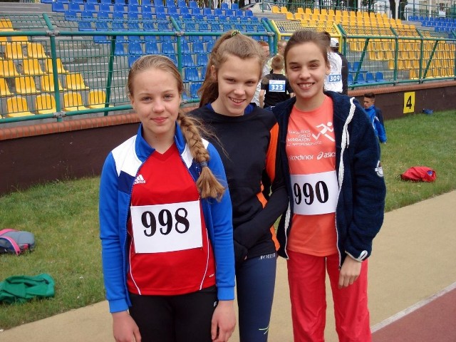 Najmłodsze lekkoatletki Tucholanki. Od lewej: Anastazja Nagórka, Monika Wojtas i Zuzia Siniło.