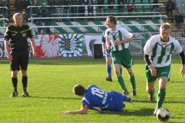 Piłkarze Wisłoki (biało-zielone stroje) zakończyli rundę pokonaniem bezpośredniego rywala w walce o awans do IV ligi z Ropczyc.