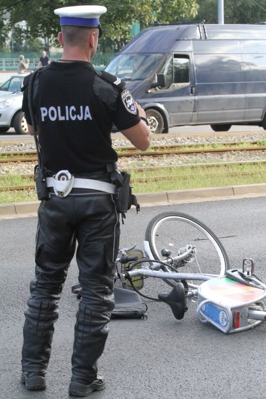 Wypadek rowerzystki na Drobnera. Ulica była zablokowana [ZDJĘCIA]