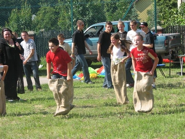 Warto było się starać: nagrodą za bieg w workach była czekolada, trochę rozpuszczona