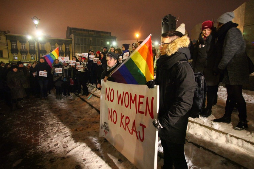 Manifestacja w obronie praw kobiet na Placu Wolności. Protest zgromadził około 500 osób [zdjęcia]