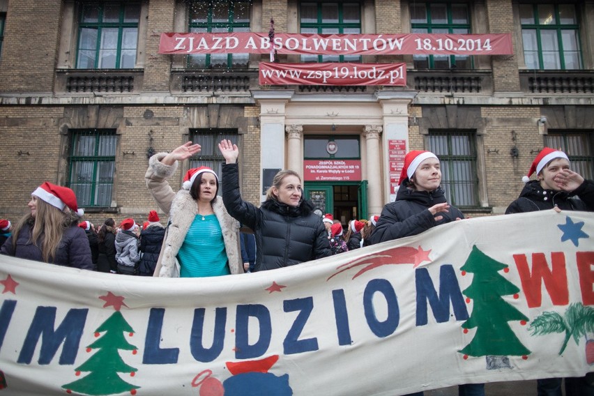 Uczniowie ZSP 19 w Łodzi życzyli mieszkańcom miasta wesołych świąt [ZDJĘCIA]