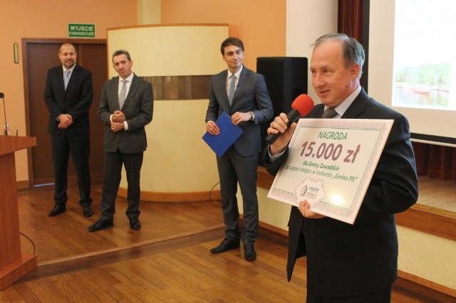 Burmistrz Mieczysław Orgacki odebrał nagrodę dla gminy w wysokości 15 tys. zł.