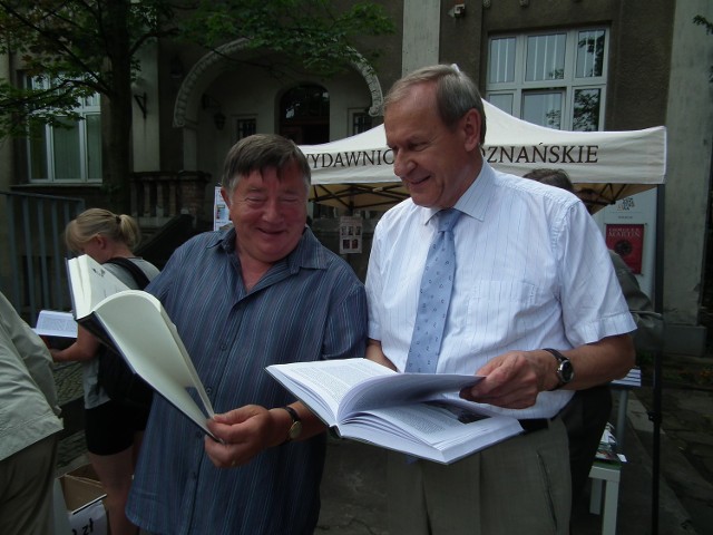 Mieczysław Hryniewicz  (z lewej) i Maciej Cieciora na kiermaszu