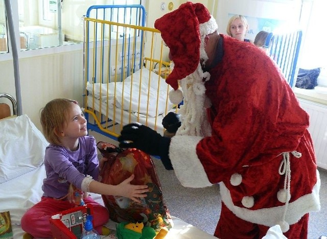 Święty Mikołaj nie zapomniał o małych pacjentach staszowskiego szpitala. Ich zaskoczenie było równie wielkie jak radość z prezentów.
