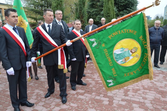Członkowie Powiatowego Koła Pszczelarskiego w Stalowej Woli przed wejściem do kościoła.