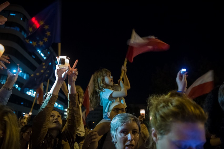 "Łańcuch Światła" w Krakowie. Protestujący wyszli na ulicę [ZDJĘCIA, WIDEO]