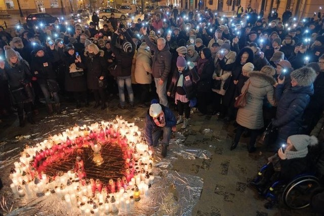 W środę lublinianie ułożyli przed ratuszem wielkie serce ze zniczy ku pamięci zamordowanego prezydenta Gdańska Pawła Adamowicza