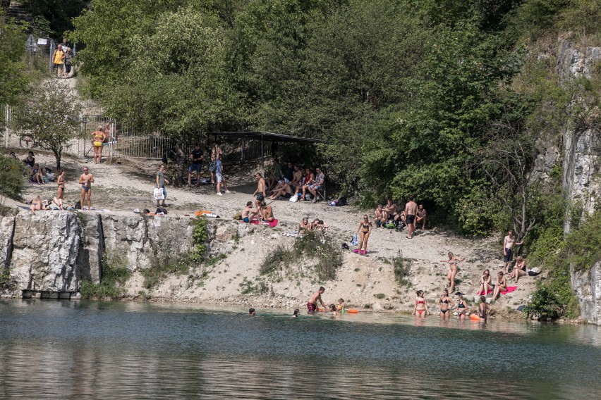 Kraków. Słoneczny weekend na Zakrzówku. Zakaz kąpieli nie odstrasza plażowiczów [ZDJĘCIA]