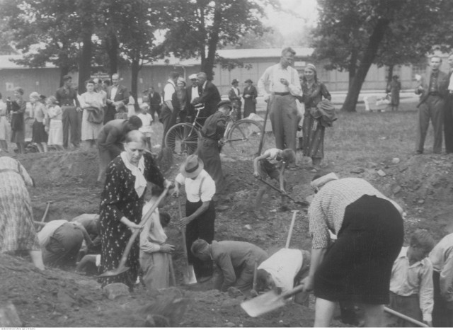 Mieszkańcy Torunia kopią rowy przeciwlotnicze. Udało nam się ustalić, że zdjęcie zostało zrobione w niedzielę 27 sierpnia 1939 roku na tyłach Dyrekcji Kolei