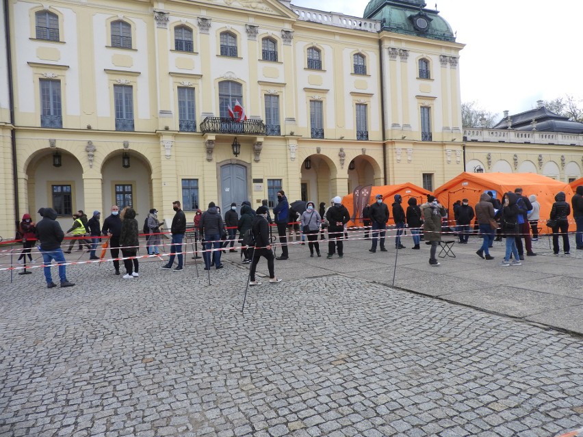 Taka kolejka stała do szczepień kwadrans po rozpoczęciu...