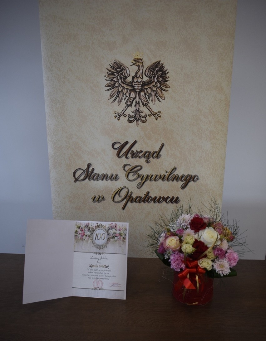Dyplom przekazany pani Natalii Widłak z Urzędu Stanu...