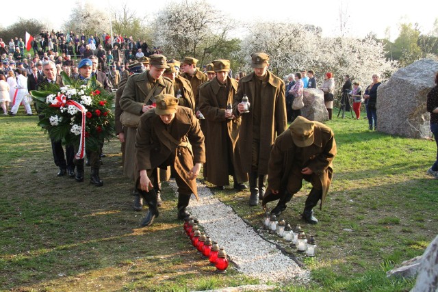 W III Kieleckim Marszu Pamięci uczestniczył między innymi Kielecki Ochotniczy Szwadron Kawalerii imienia 13. Pułku Ułanów Wileńskich. To on jako pierwszy zapalił znicze pod pomnikiem „Sen”.