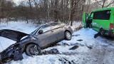 Wypadek busa i samochodu osobowego w Przyborowie w powiecie brzeskim. Dwie osoby zostały przewiezione do szpitala. Droga była zablokowana