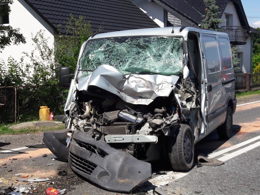 Wypadek w Młynach w powiecie oleskim. Bus zderzył się z kombajnem. 47-latkę jadącą renault śmigłowiec LPR-u zabrał do szpitala