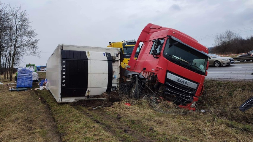 Na autostradzie A4 znów niespokojny dzień. Kolizja trzech aut, tir w rowie, zderzenie