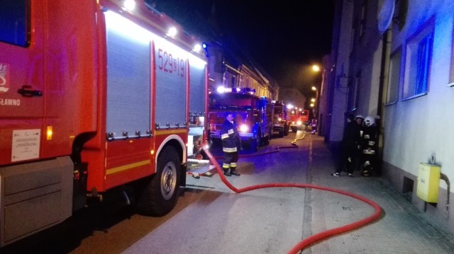 W niedzielę późnym wieczorem strażacy otrzymali zgłoszenie o pożarze w jednej z kamienic przy ulicy Grottgera w centrum Sławna.- Ogień pojawił się na poddaszu budynku mieszkalnego. Z chwilą przybycia na miejsce pożaru zastępów straży pożarnej ogień wydobywał się  ponad dach budynku-mówi nam st. kpt. Piotr Słupski, rzecznik Państwowej Straży Pożarnej w Sławnie.Na szczęście nikt nie został ranny. W wyniku pożaru spaleniu uległ dach, nieużytkowane poddasze i częściowo jedno z zamieszkałych pomieszczeń na 2 piętrze. Straty wyceniono na około 150 tys. złotych. Uratowano mienie o wartości 600 tys. złotych.W akcji brało udział 10 zastępów Państwowej i Ochotniczej Straży Pożarnej. - Na razie trwają ustalenia. Będzie powołany biegły, który wypowie się, co do przyczyn powstania pożaru - informuje sierż. Agnieszka Łukaszek, rzecznik prasowy Komendy Powiatowej Policji w Sławnie. Zobacz także Pożar w Mścicach