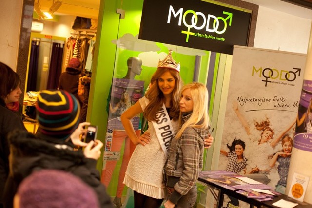 Dziewczyny chętnie robiły sobie zdjecia z Miss Polonia 2010.