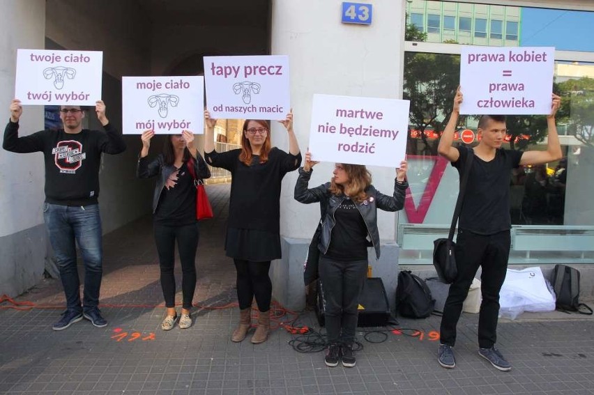 #CzarnyProtest w Poznaniu. Po raz kolejny przed siedzibą PiS