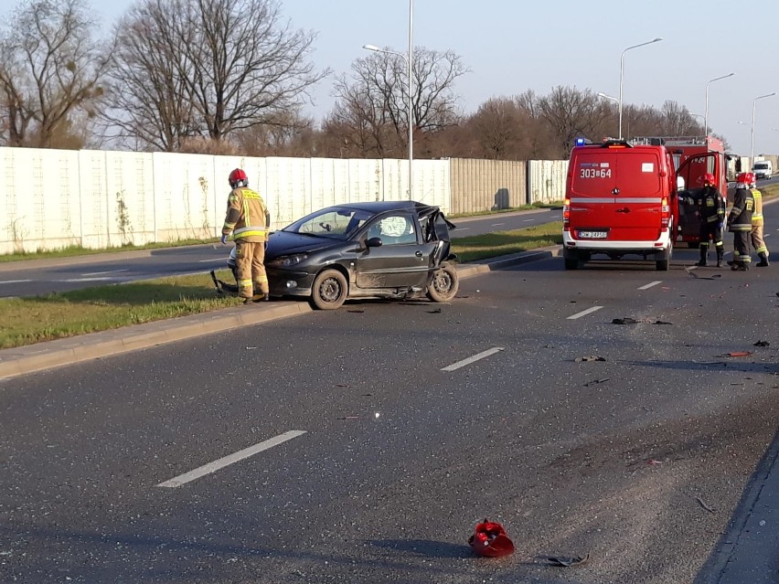 Wypadek wydarzył się na alei Nowaka-Jeziorańskiego na jezdni...