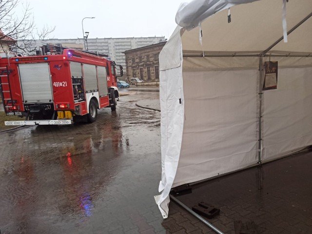 Ulewny deszcze i potężna wichura jaka dotka nasz region od sobotniego wieczoru sprawiły, ze  zalany został namiot w którym mieści się punkt poboru wymazów do badań na covid-19 w Skarżysku, przy ulicy Słowackiego. Interweniowali strażacy, którzy zabezpieczyli znajdujący się w namiocie sprzęt.Zobaczcie zdjęcia