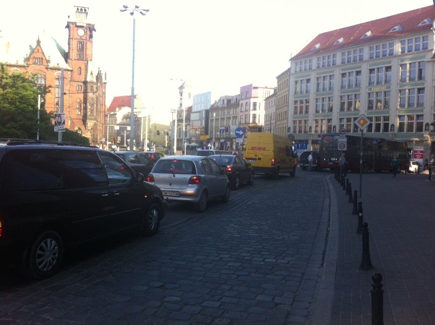 Wrocław: Autokar blokował wjazd w ul. Św. Antoniego (ZOBACZ)