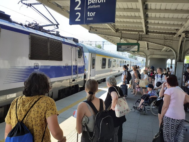 Potężne opóźnienia pociągów na Śląsku w poniedziałek, 27 czerwca. Zobacz kolejne zdjęcia. Przesuwaj zdjęcia w prawo - naciśnij strzałkę lub przycisk NASTĘPNE