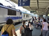 Potężne opóźnienia pociągów na Śląsku. Pasażerowie wściekli. „Stoimy już ponad godzinę!”. Mamy zdjęcia z peronu z Rybnika