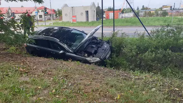 Wypadek na Kolumny. Przy skrzyżowaniu z ul. Tomaszowską zderzyły się dwa samochody osobowe. Uwaga na utrudnienia!CZYTAJ DALEJ NA NASTĘPNYM SLAJDZIE