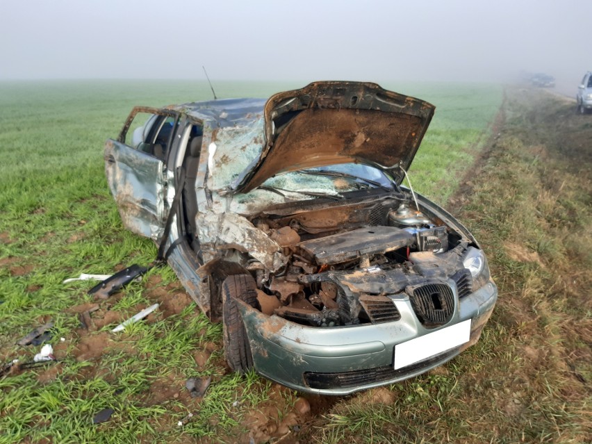 Trzcianne - Wyszowate. Wypadek na drodze gminnej. Osobówka zderzyła się z ciągnikiem. Rannych pięć osób [FOTO]