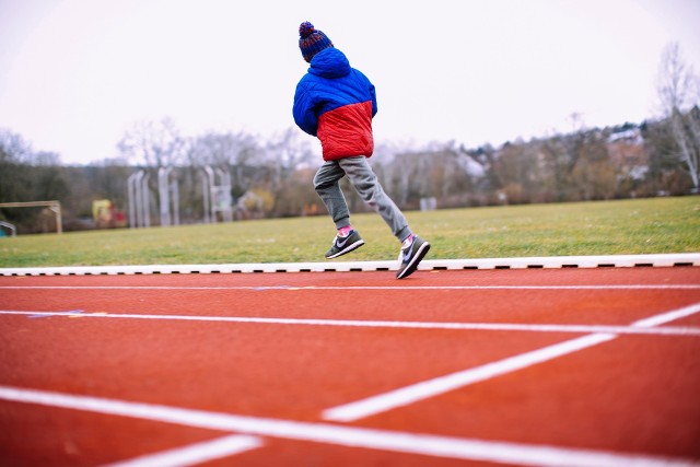 Dzieci mają naturalną potrzebę ruchu i aktywności. Warto ją pielęgnować, proponując atrakcyjne zajęcia sportowe.