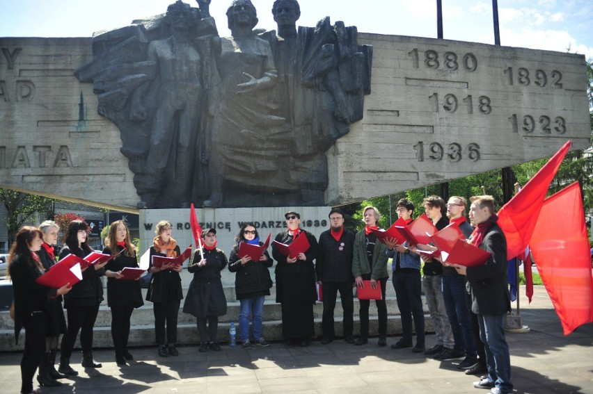 Pomnik Czynu Zbrojnego Proletariatu Krakowa podczas obchodów...