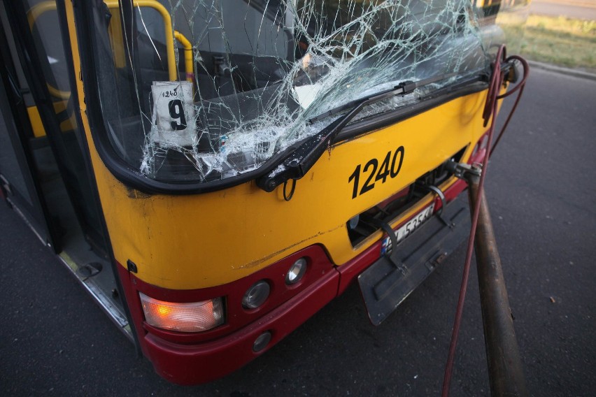 Wypadek na Pojezierskiej. Autobus MPK uderzył w holownik [ZDJĘCIA] 