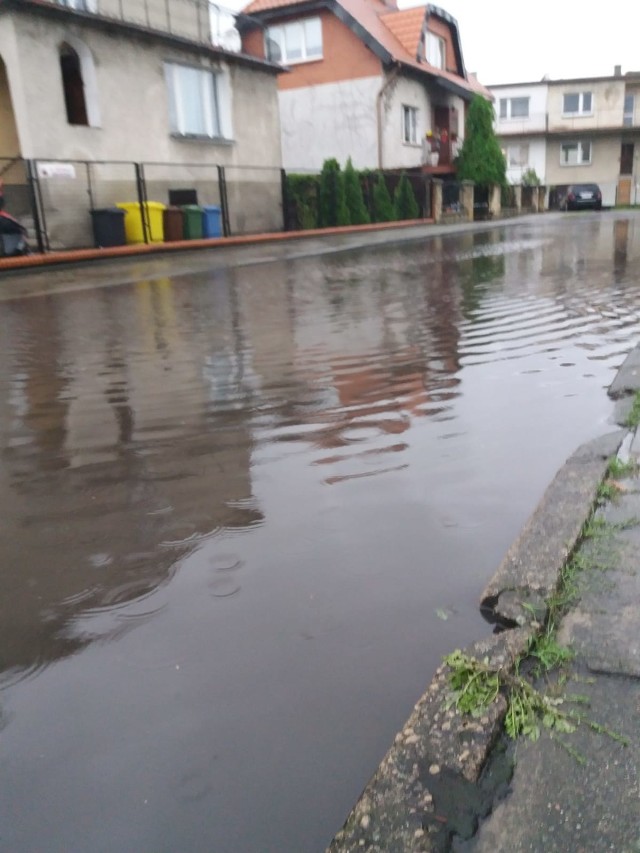 W wielu miejscach interweniowali strażacy z Grudziądza. Poważna sytuacja była na ulicy Paderewskiego, gdzie na jezdnię spływało błoto ze skarpy. Jeden pas ruchu był zablokowany. Ponadto zwłaszcza w starych kamienicach przeciekały dachy w mieszkaniach na ostatnich kondygnacjach. Zalane były piwnice domów m.in. przy Piłsudskiego.