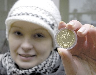 Anna Piotrkowicz odebrała monetę szczęścia. 