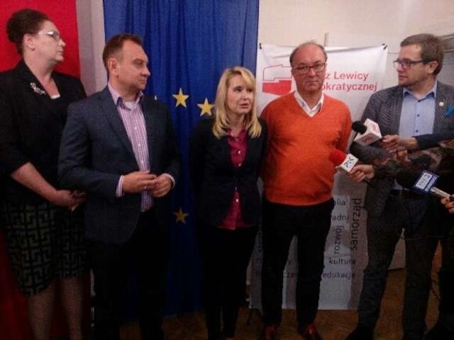 Działacze SLD poprą poniedziałkowy protest organizowany przez Związek Nauczycielstwa Polskiego. Na zdjęciu podczas konferencji prasowej: Anna Mackiewicz, Tomasz Trela, Małgorzata Niewiadomska-Cudak, Włodzimierz Czarzasty i Ireneusz Nitkiewicz.