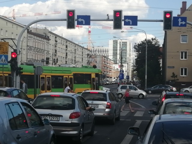 Od godziny 16.12 do godziny 16.29 wstrzymany był ruch tramwajowy na poznańskich Jeżycach od strony Ogrodów. Powodem blokady był samochód osobowy, któremu na skrzyżowaniu ulic Żeromskiego i Dąbrowskiego odpadło lewe przednie koło.