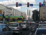 MPK Poznań: Matiz zablokował przejazd tramwajów na poznańskich Jeżycach. Osobówce odpadło przednie lewe koło