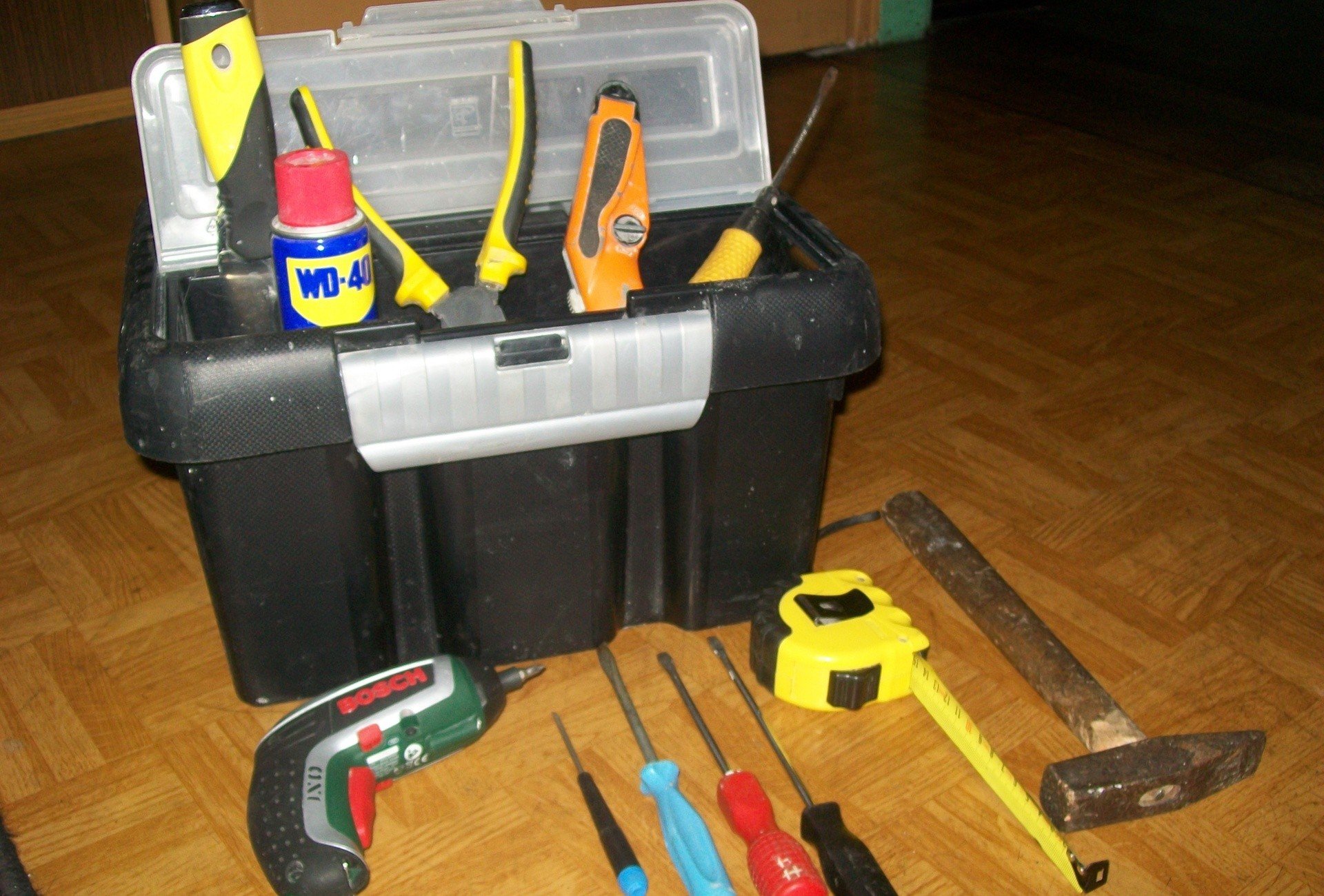 Zestaw narzędzi ręcznych w domowym warsztacie | RegioDom