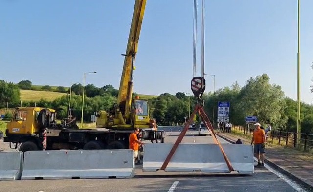 W czwartek, 8 lipca, Słowacy usunęli betonowe zapory uniemożliwiające ruch samochodowy na przejściu granicznym w Leluchowie