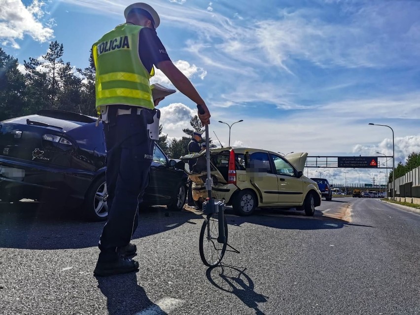 Białystok. Wypadek na DK 8 na wlocie do Białegostoku. Niedaleko Ronda Putry zderzyły się cztery auta. Utrudnienia w ruchu [ZDJĘCIA]