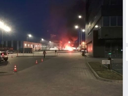 Pożar w Fabryce Papieru i Tektury "Beskidy"  w Wadowicach. Paliły się materiały zgromadzone przy hali