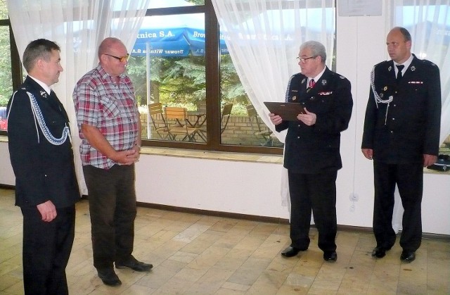 Podczas zjazdu strażacy podziękowali za wieloletnią współpracę byłemu nadleśniczemu ze Skwierzyny Tadeuszowi Przybyłce i uhonorowali go pamiątkowym ryngrafem.