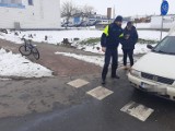 Kolizja przy skrzyżowaniu ulic Toruńskiej i Żwirowej w Kwidzynie. Kierujący vw potrącił prawidłowo jadącego 52-letniego rowerzystę| ZDJĘCIA
