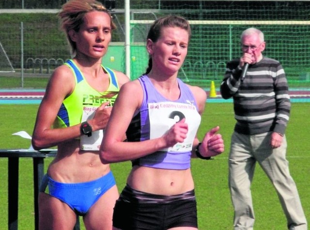 Justyna Korytkowska (z tyłu, przed nią Aleksandra Lisowska) w ciągu 60 min. przebiegła ponad 16 km, co jest nowym rekordem Polski.