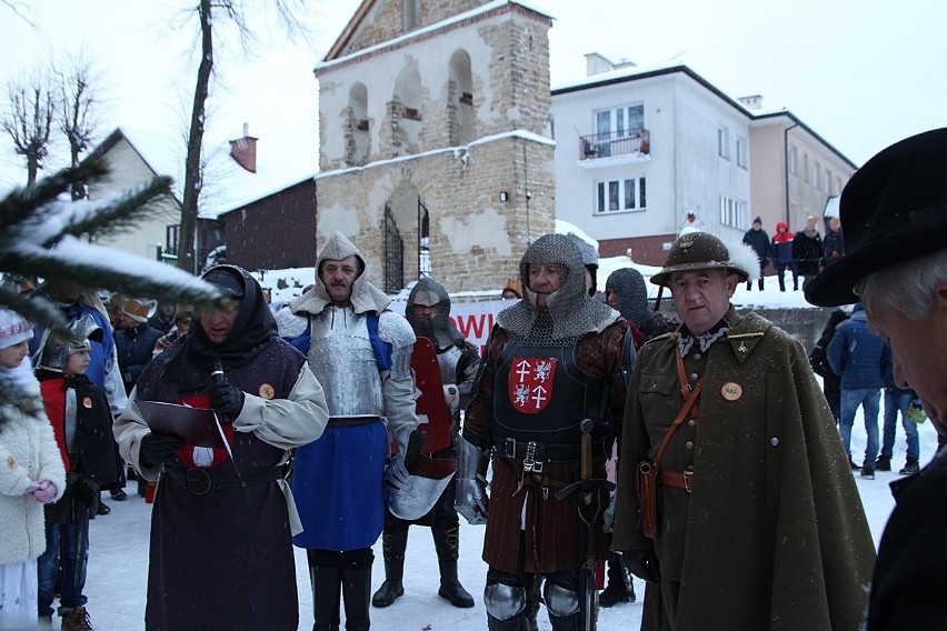 Bobowa. Kilkusetosobowy orszak który poprowadzili Trzej Królowie zmierzał do szopki betlejemskiej