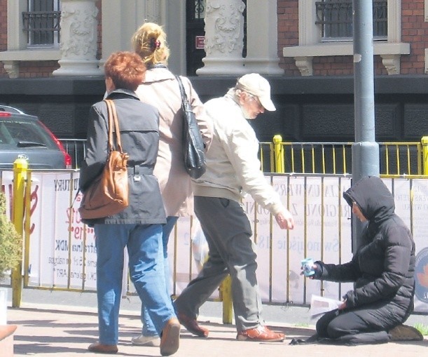 Tej kobiecie wielu przechodniów nie żałowało pieniędzy. Zdaniem specjalistów, w ten sposób jej się nie pomoże.