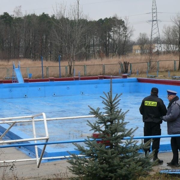 Zwłoki mężczyzny znaleziono w pustej niecce letniego basenu.