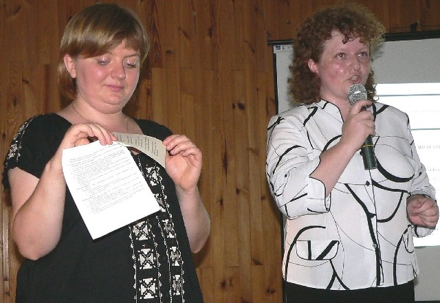 Justyna Nurek (z prawej) i Aleksandra Imosa prowadziły buski casting na radnego - w ramach projektu "Daj głos mieszkańcom".