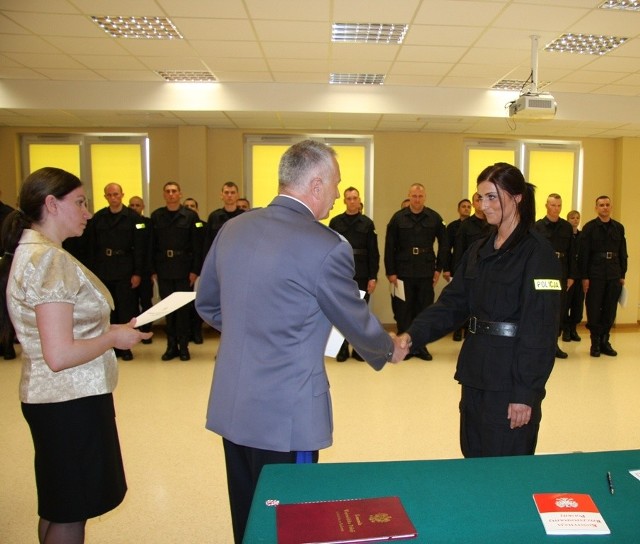 Ryszard Szkotnicki, szef mazowieckiej policji życzył nowym policjantom zadowolenia z pracy.